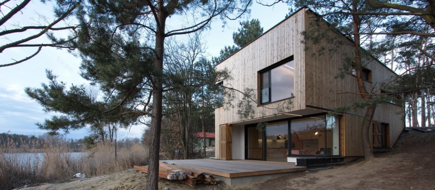 嵌入林地的周末别墅-26