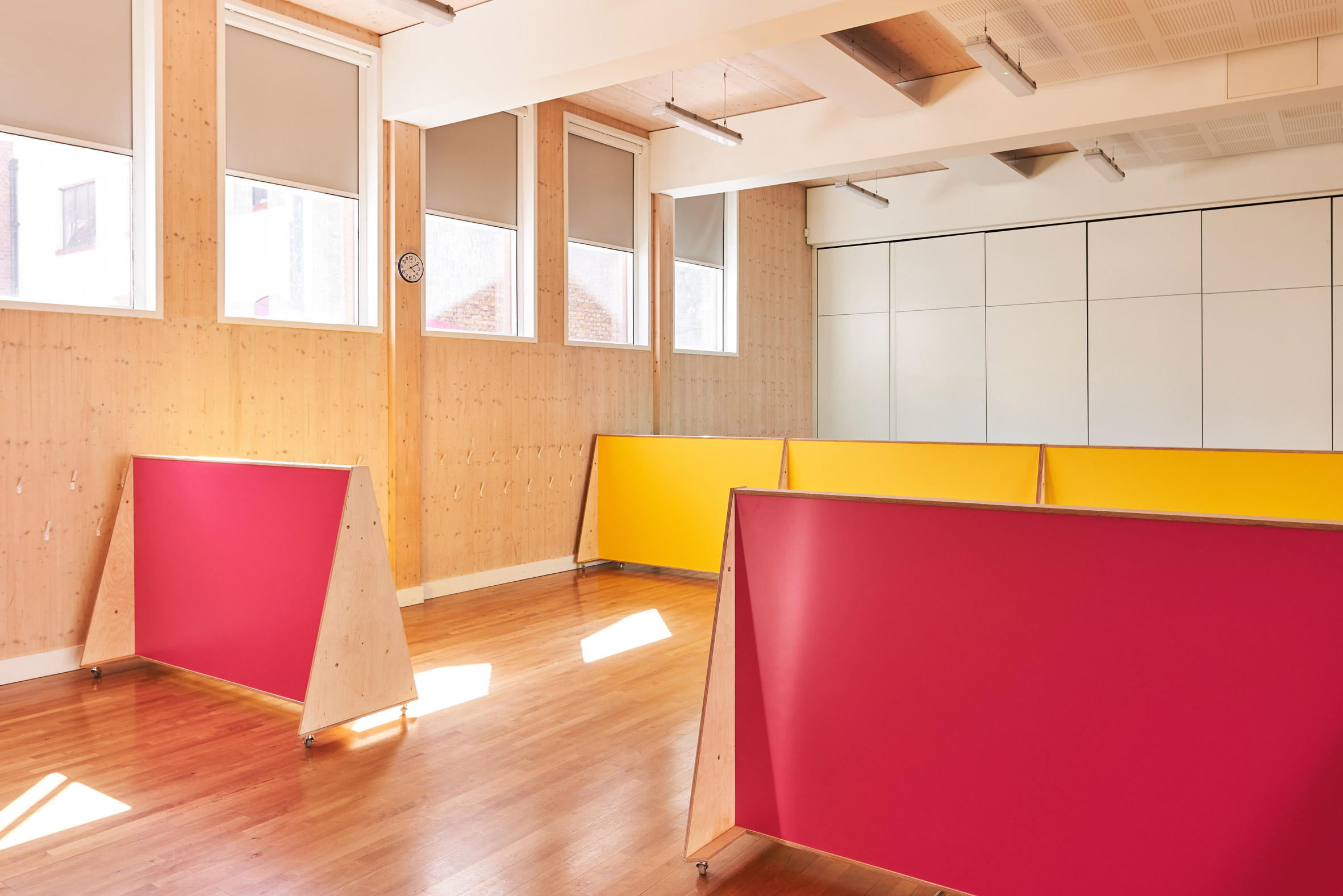 伦敦小学打造社交距离家具，彩色移动屏幕助力防疫-4