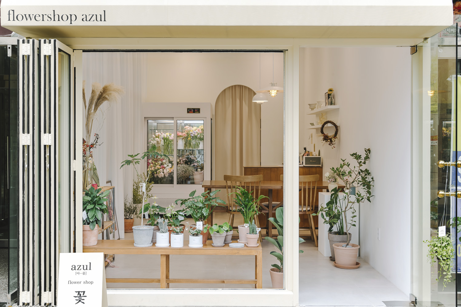 9 坪花店，极简白色与木质元素营造温馨氛围-2