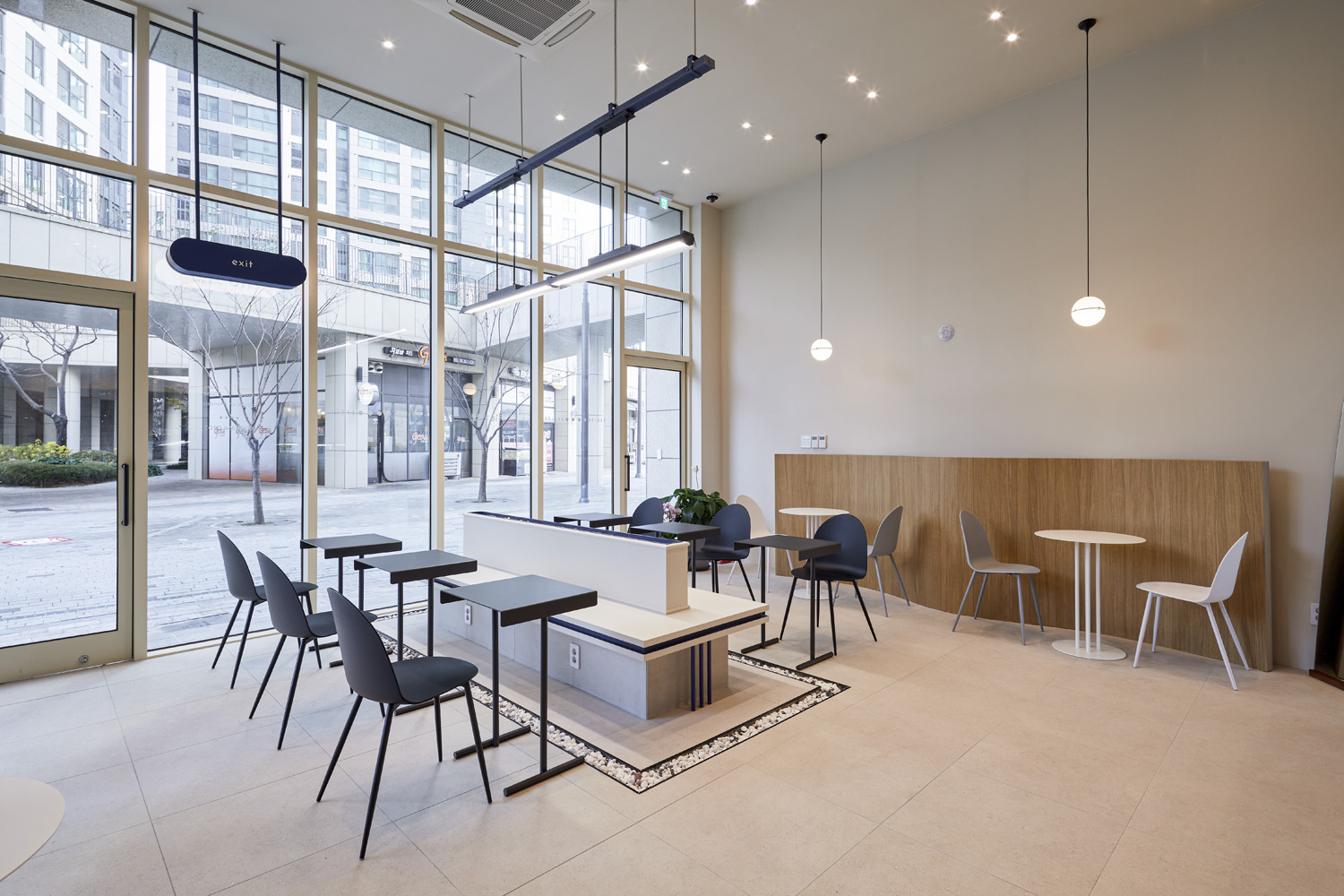 116 咖啡厅 | 简约单色与木质元素的 17 平米温馨空间-4