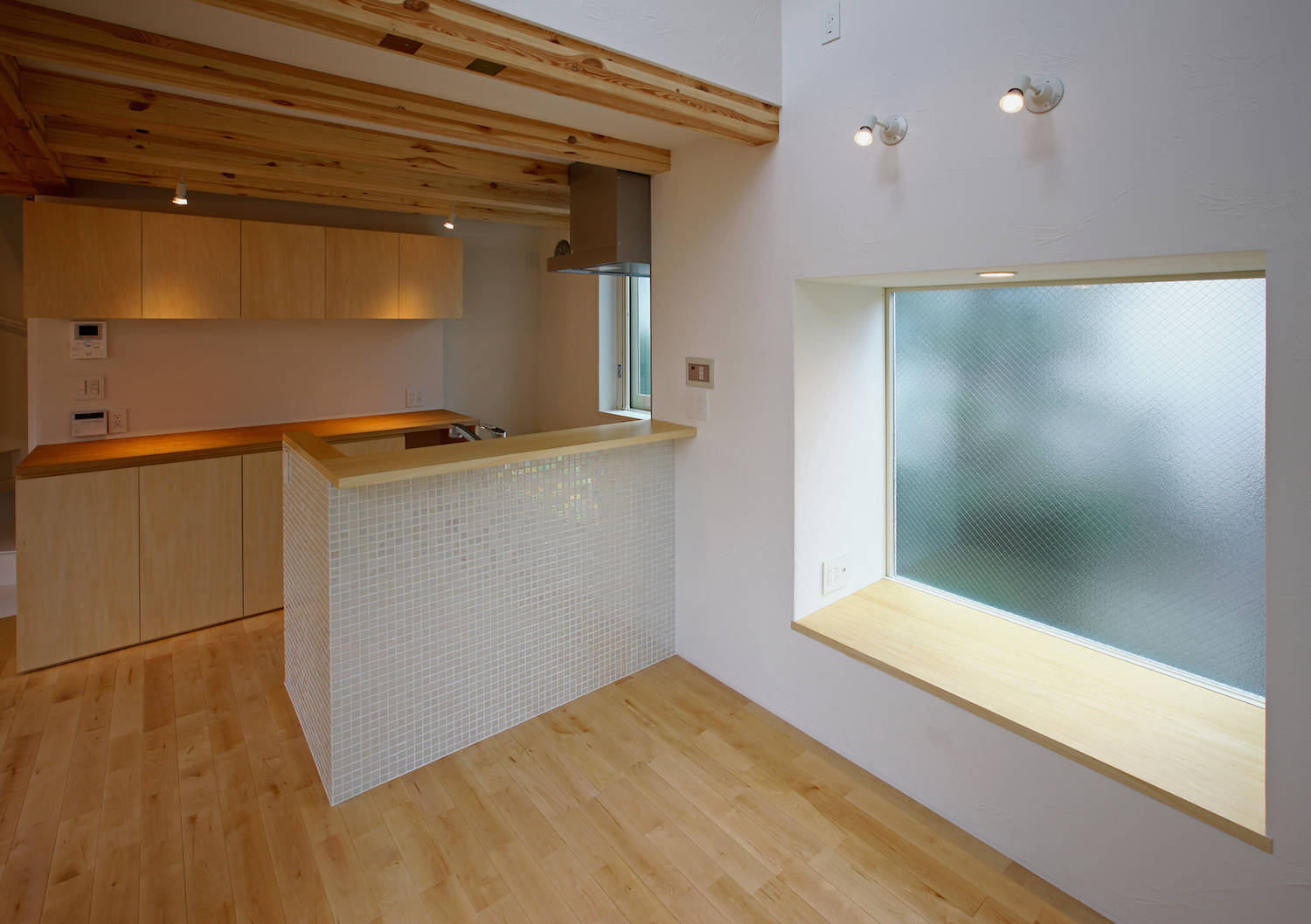 东京简约两户住宅 | 室内设计融入自然光与隐私保护-7