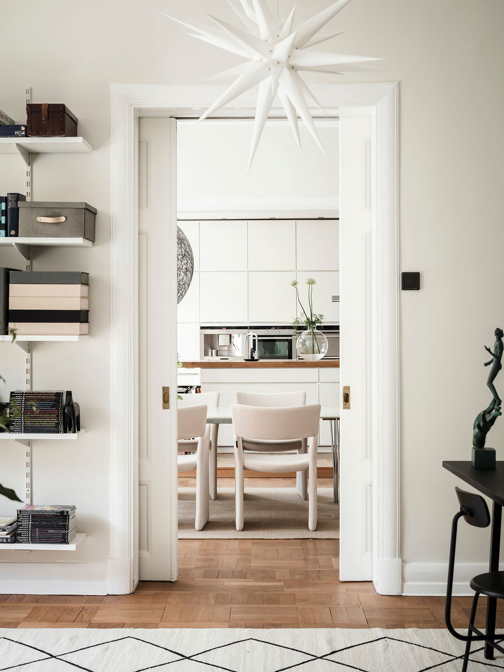 瑞典宽敞明亮的优雅公寓设计-20