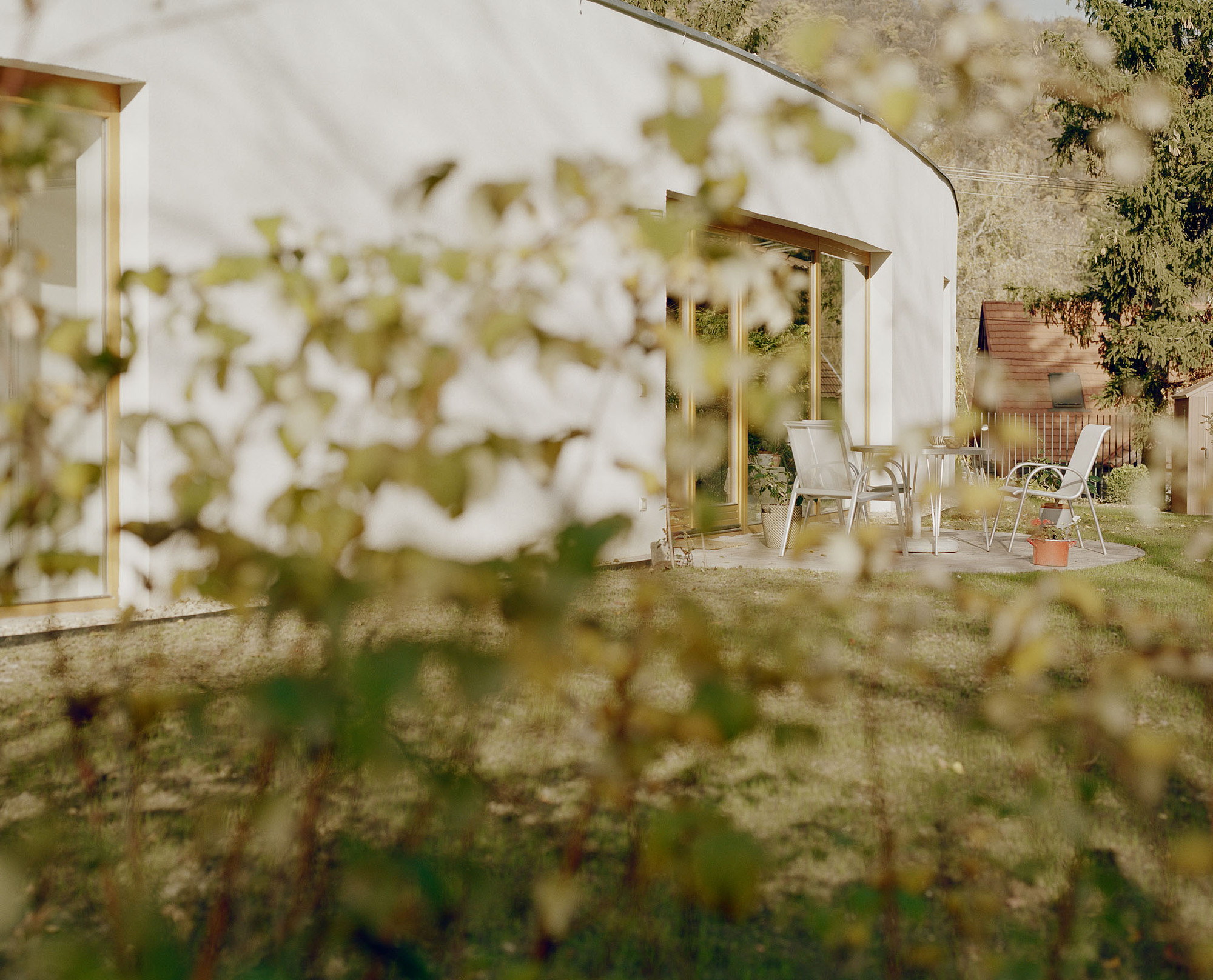 House and Atelier among the Foothills of Buda / GUBAHÁMORI-25