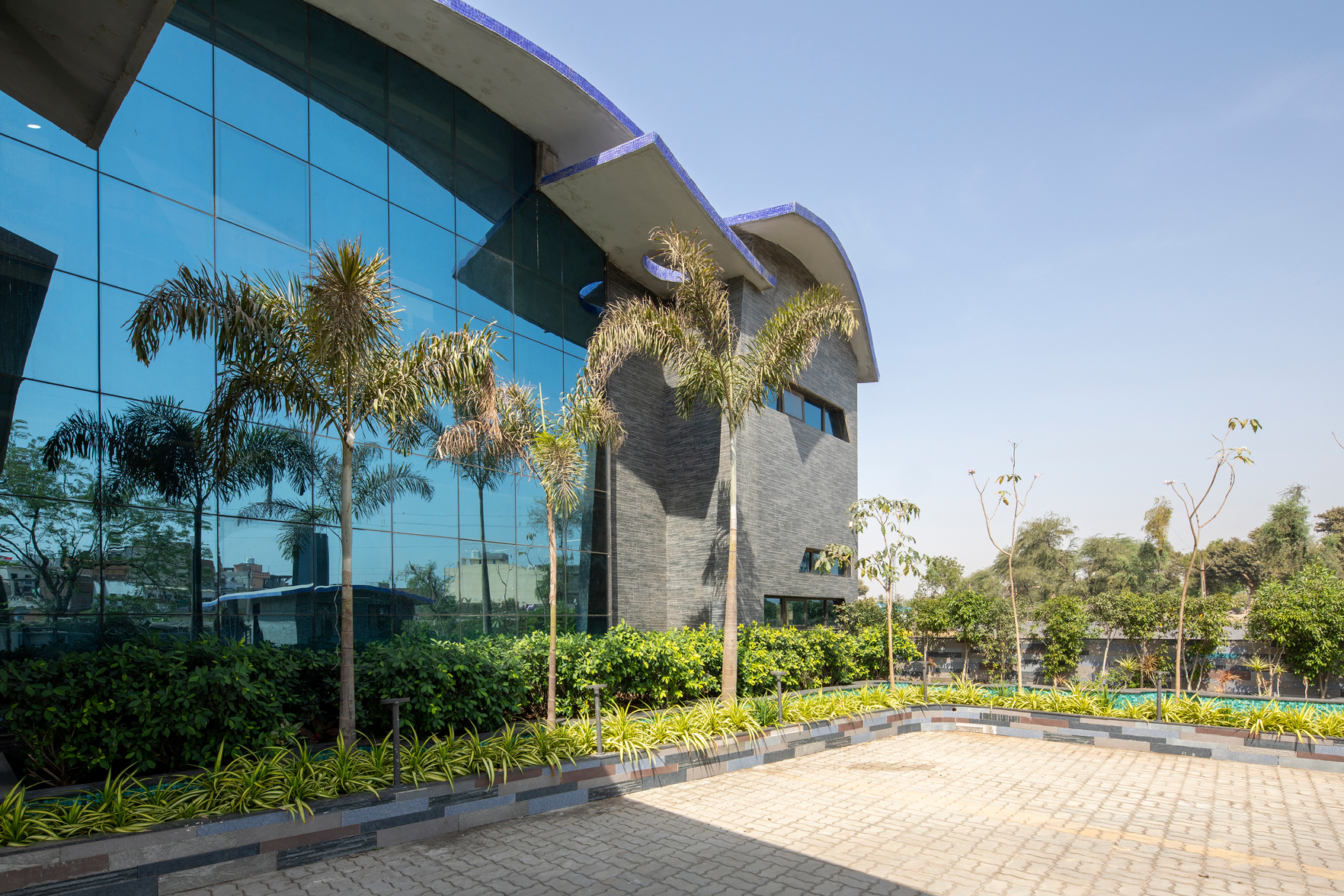 波浪形屋顶的纺织印刷机械制造商总部-24