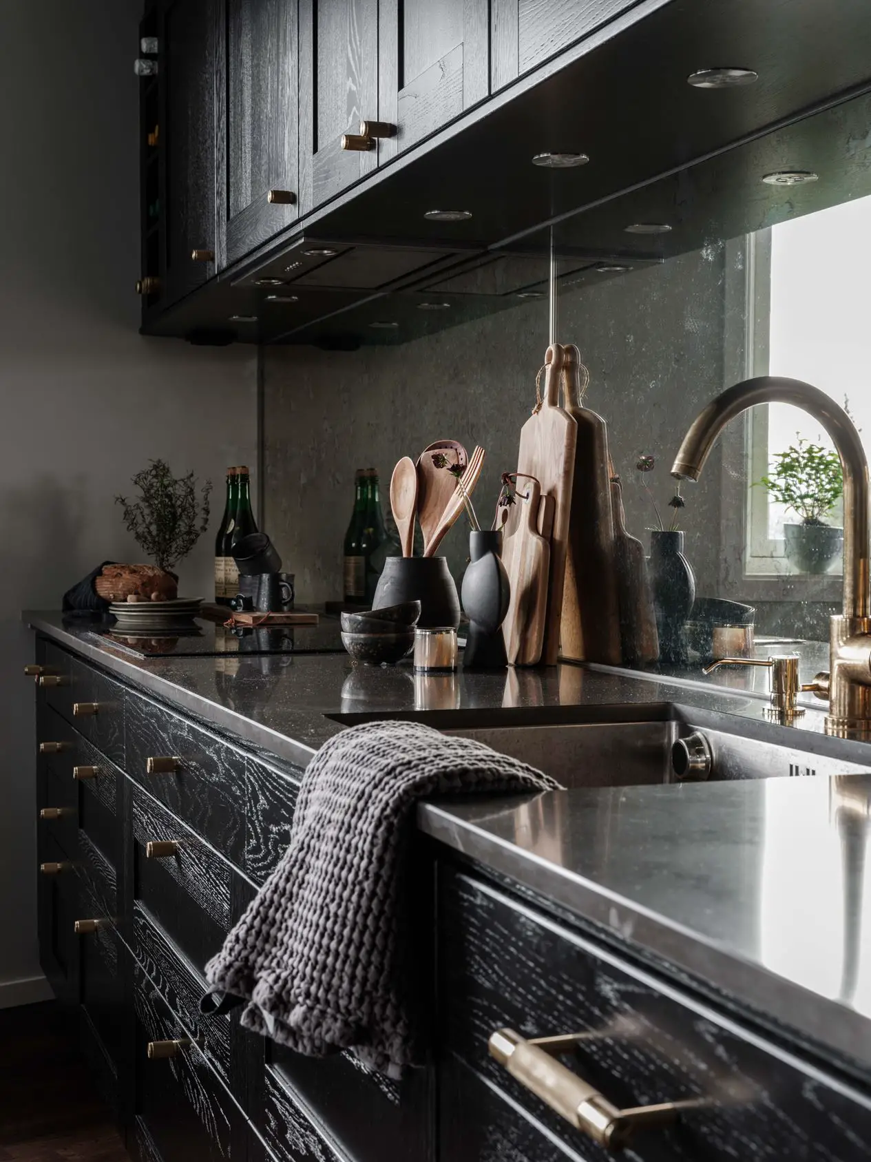 瑞典高山现代暗色调住宅设计-2