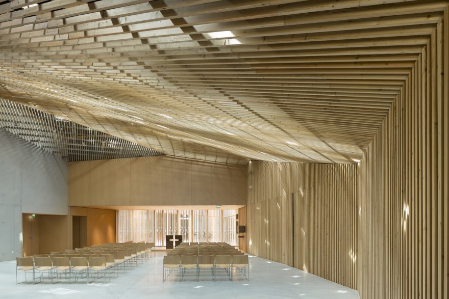 折叠 zinc 外壳中的宁静圣所——法国 Ensemble Pastoral Catholique 教堂设计-36