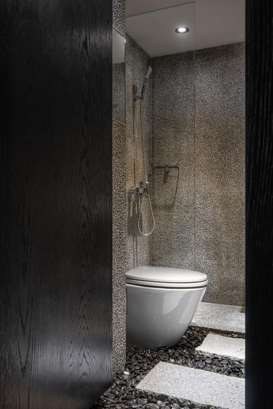 用黑色晕染出金色质感的艺术宅  麻石设计-12