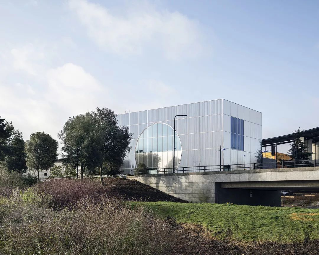 英国 MK 画廊新馆 | 不锈钢表皮与圆形大窗的融合-3