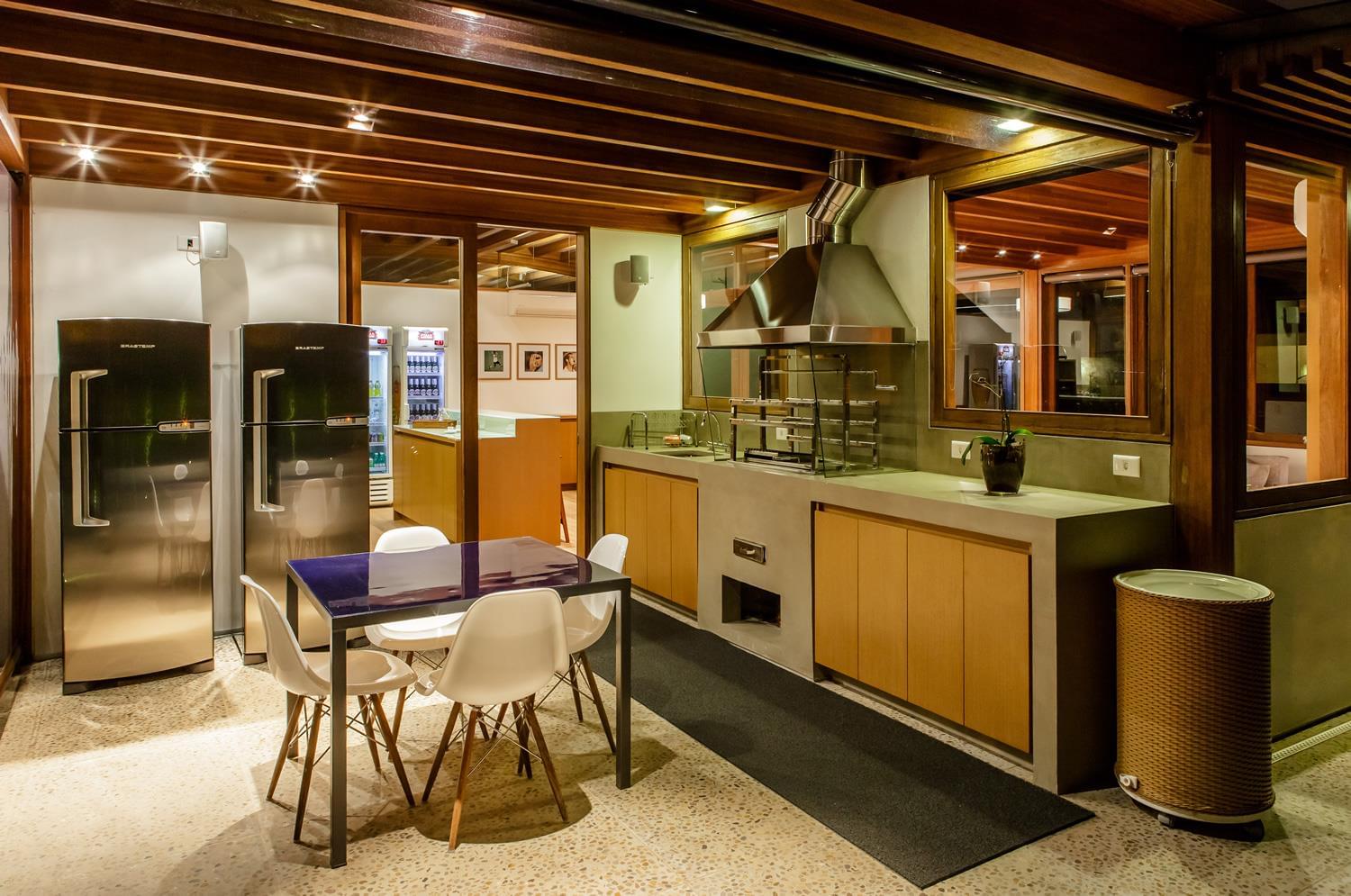 巴西 Sakh Club | 木质与玻璃的完美融合，打造温馨运动空间-14