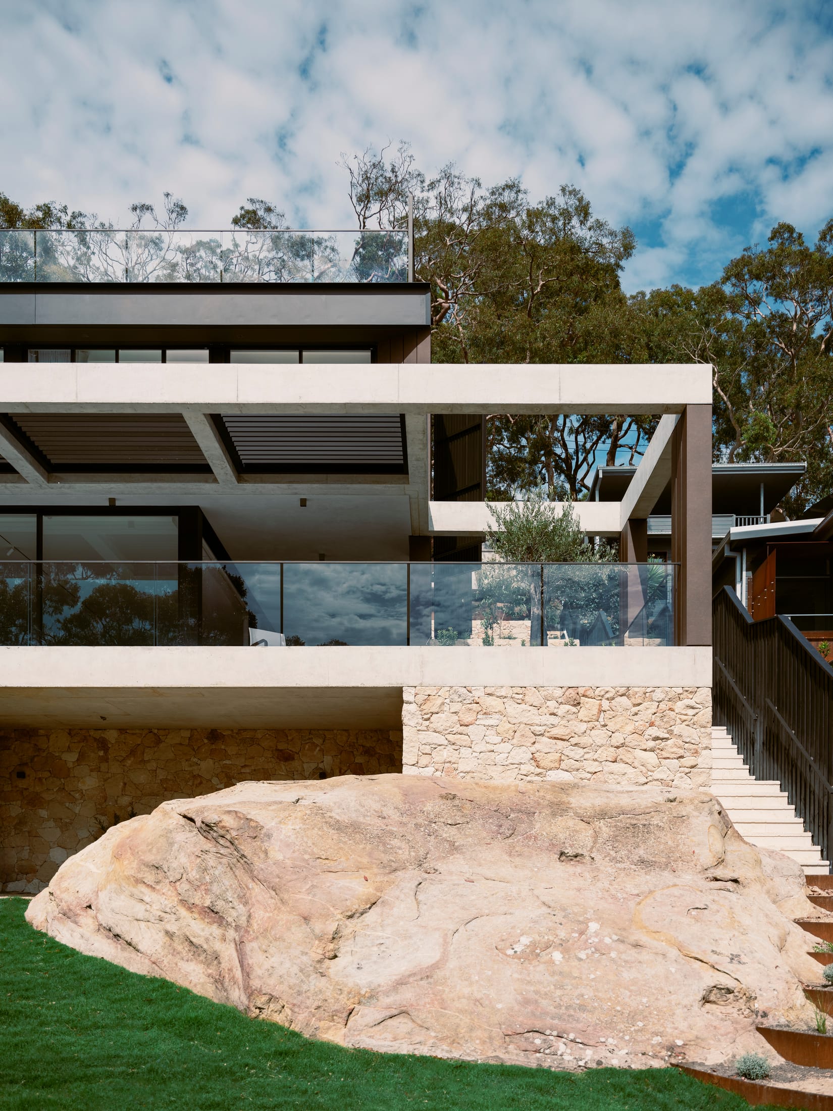 Back of the Moon: A Multi-Generational Coastal Retreat in Maianbar.-33