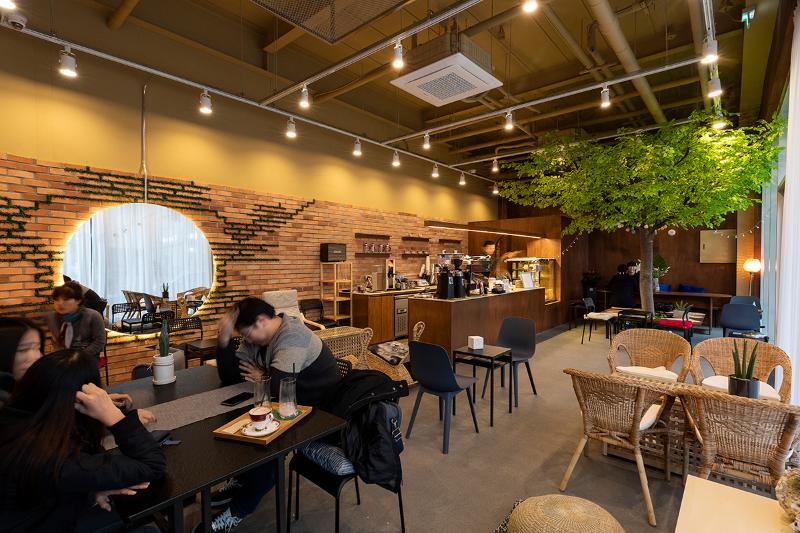 温暖宜人的 24 平米咖啡厅设计-3