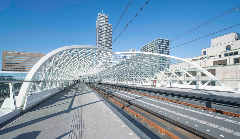 海牙轻轨站 | 参数化设计的透明拱形网格屋顶-12