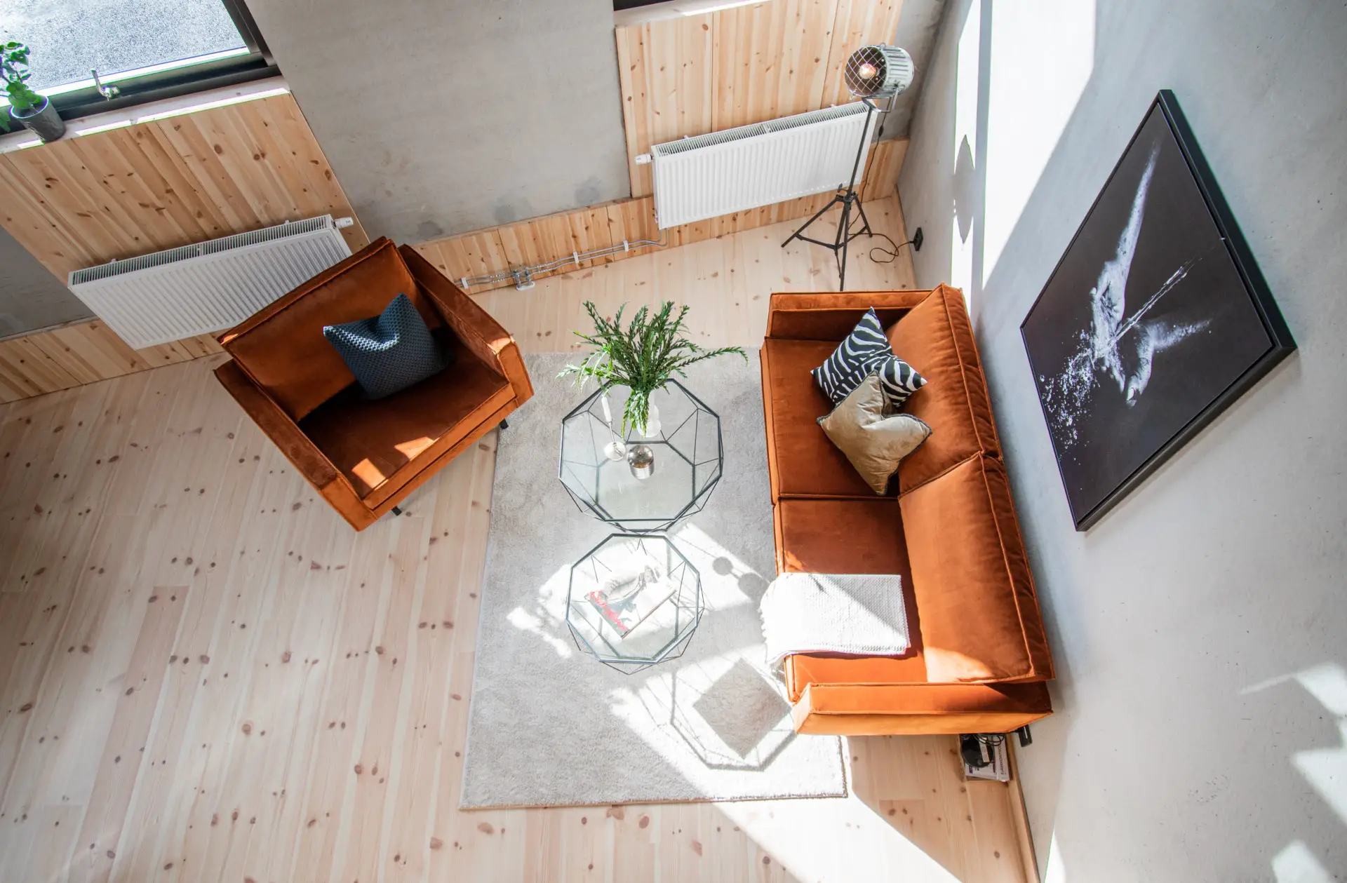 粗糙混凝土墙上的温暖迷你复式公寓-7