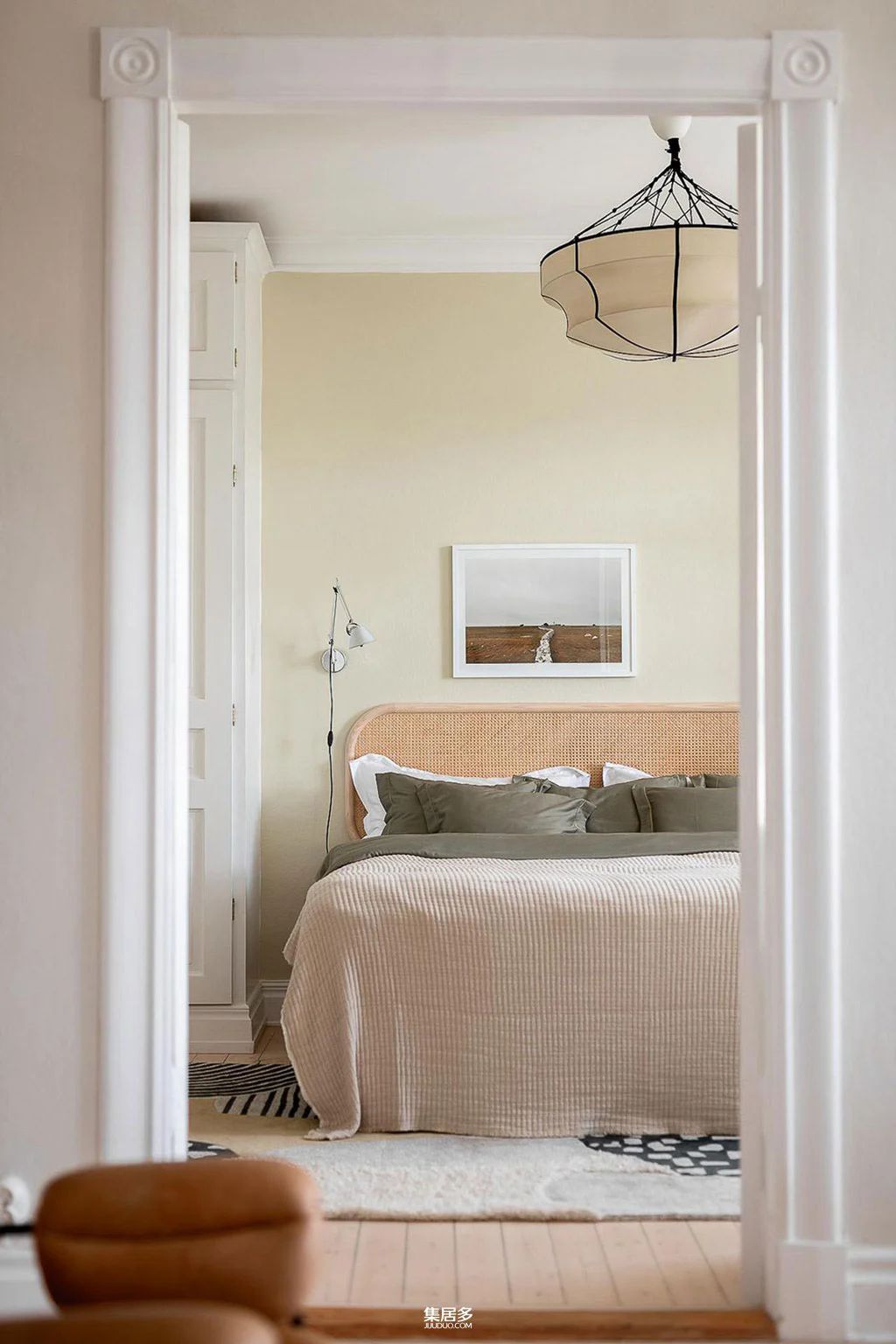 明亮斯堪的纳维亚公寓中的画廊式墙面点亮家居艺术-9