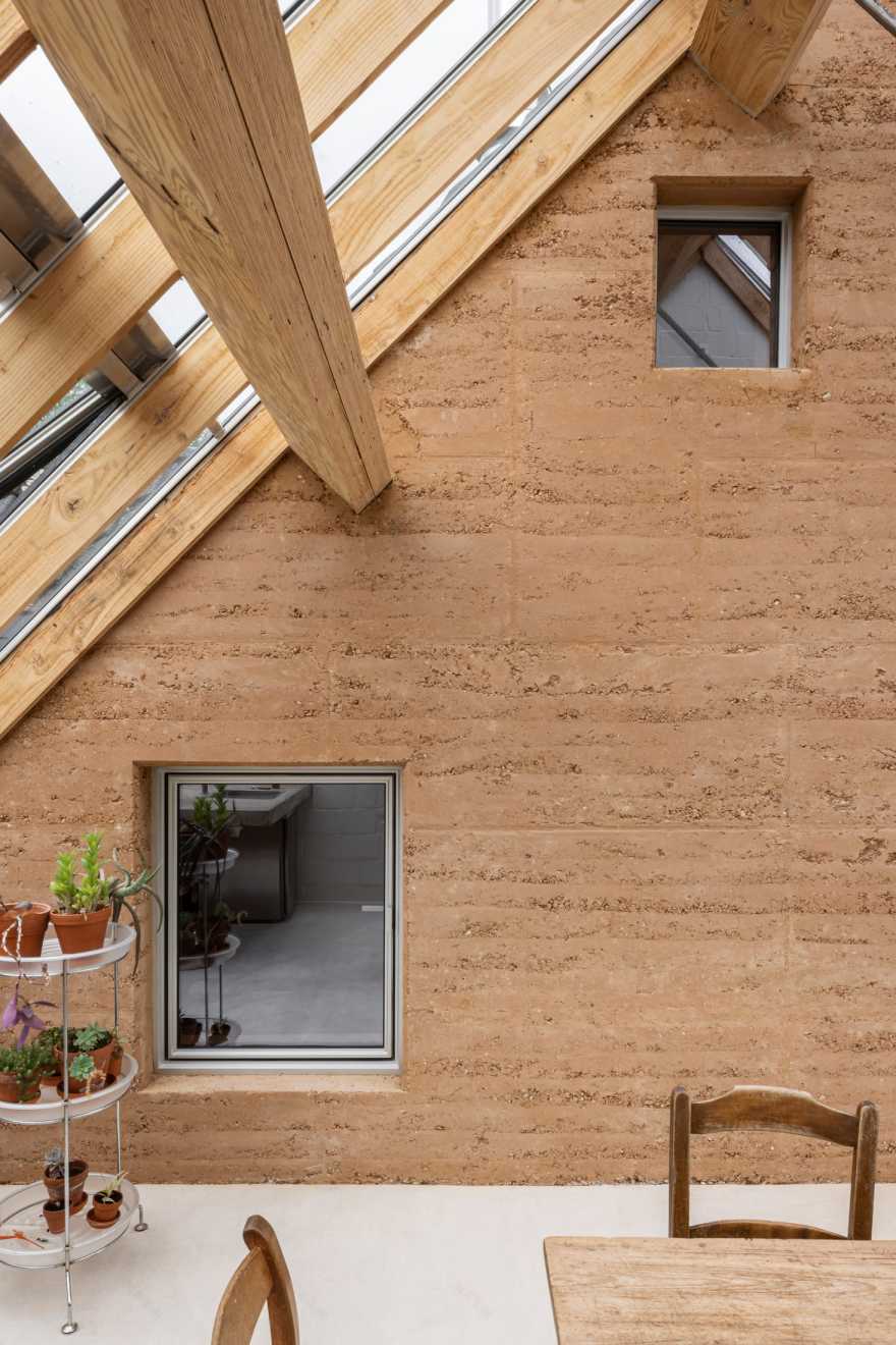 Hé Architectuur Transform 1990s Belgian Fermette with Rrammed Earth Walls and Winter Garden.-43
