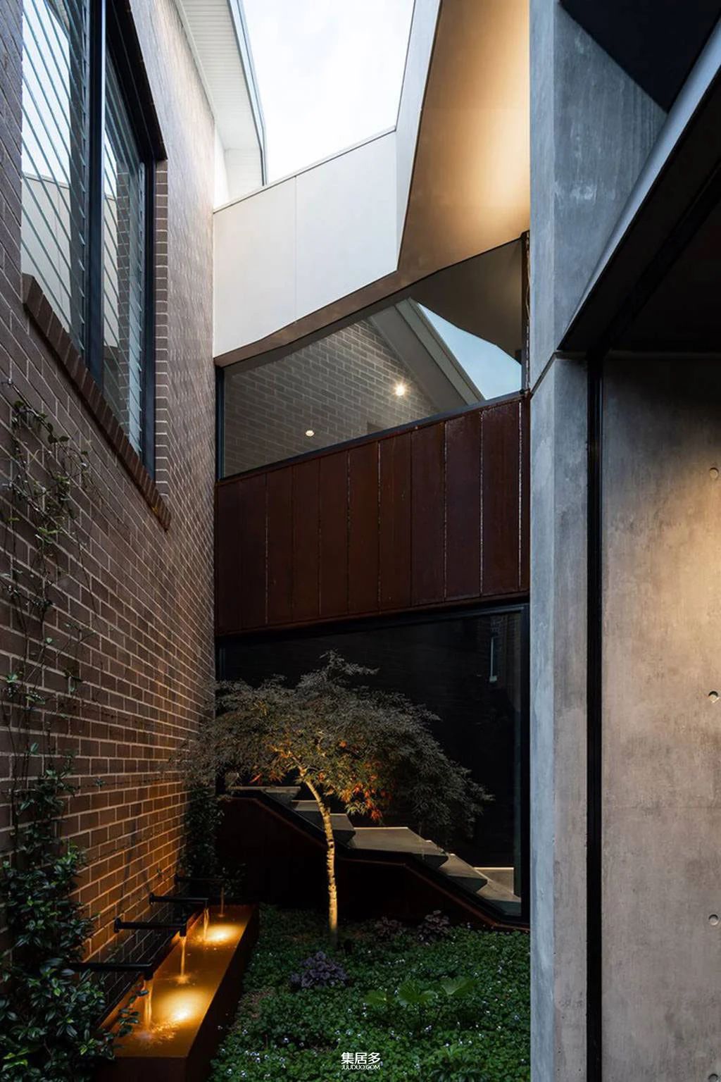 拥有独特屋顶和壮观黑色厨房的悉尼豪宅-23