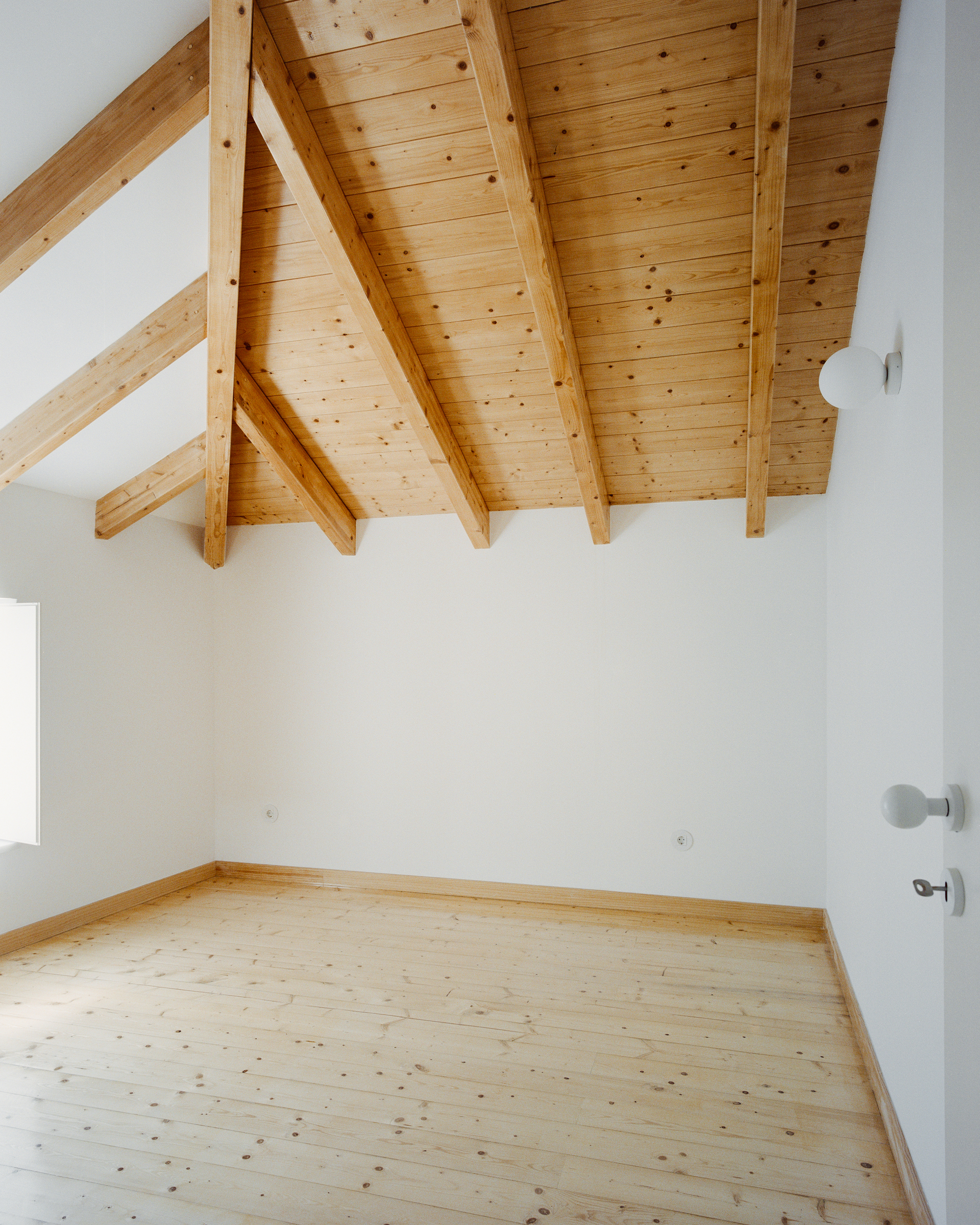 Cut(outs) House – Ceiling, Walls and Pillar  / Corpo Atelier-21