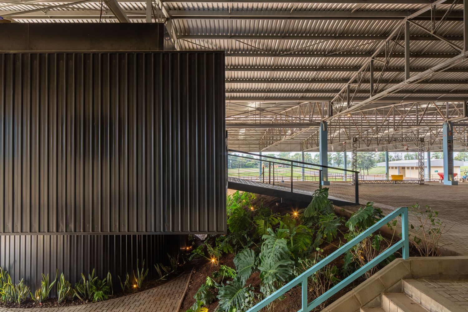 悬浮牛仔裤概念商店丨巴西丨Estúdio Almar-9