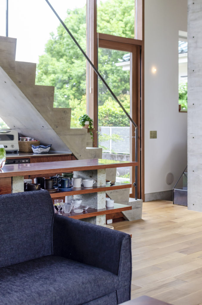 丘の途中に立つ家開放的で庭の一部のようなコンクリート造の空間に住む | Architecture | 100%LiFE-16