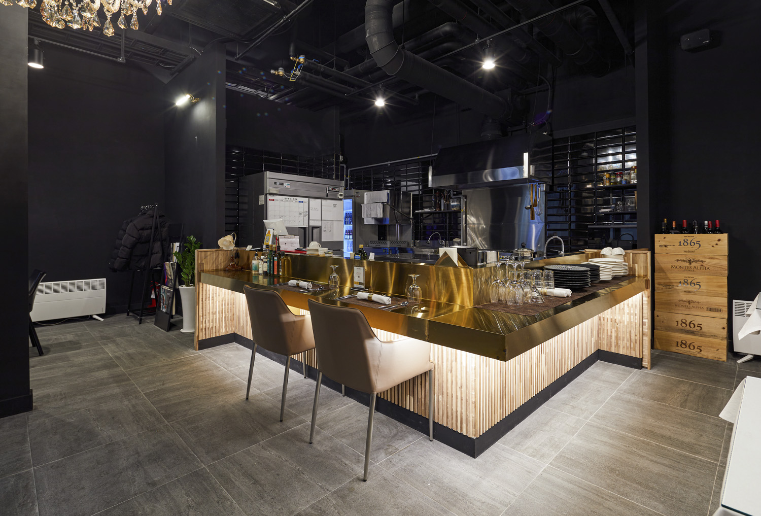 现代简约 20 平米餐厅设计，黑灰色调展现高级感-3