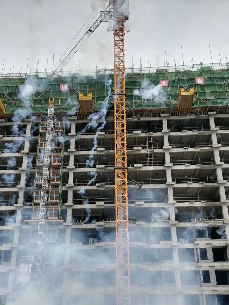 华建铝业五分厂生活区第一座职工公寓楼封顶-30