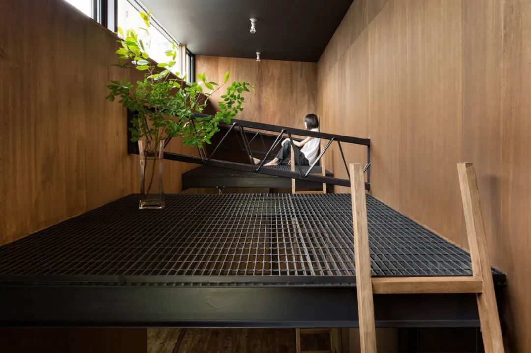 东京极简住宅 | 黑色天花板与钢结构元素-5