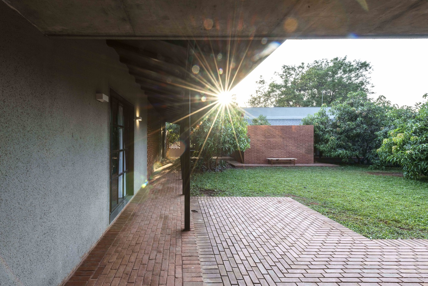 双胞胎别墅 | 红土墙与芒果树的庭院式家园-81