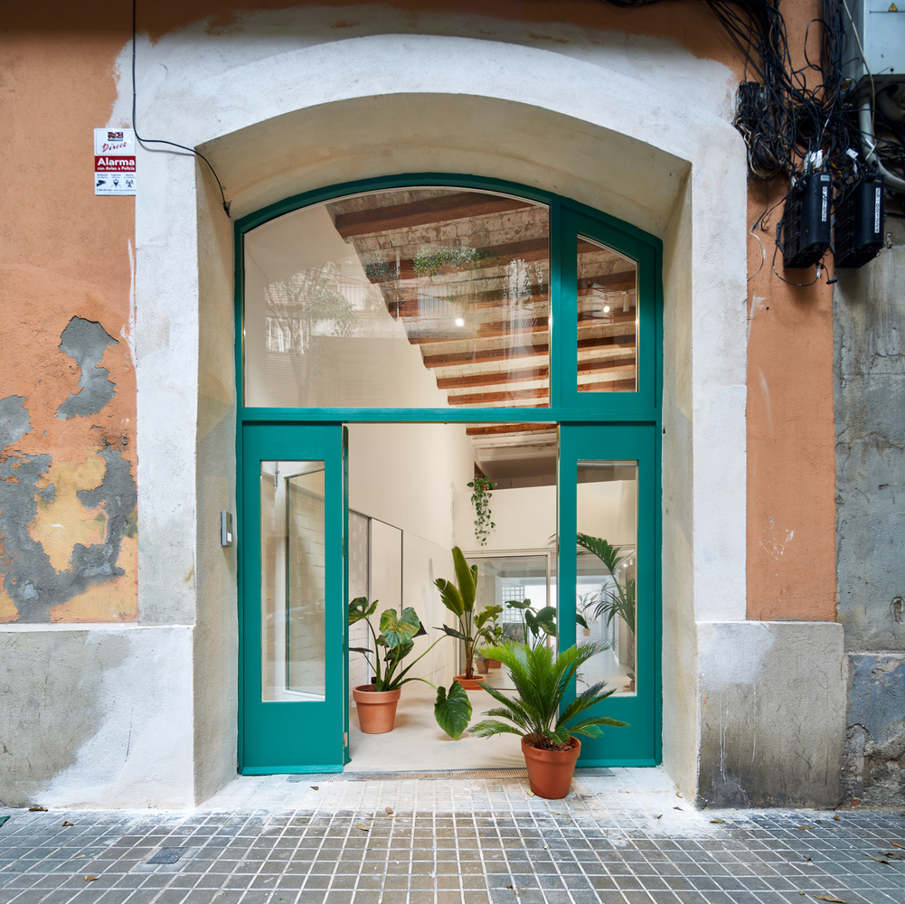 巴塞罗那废旧厂房变舒适住宅-9