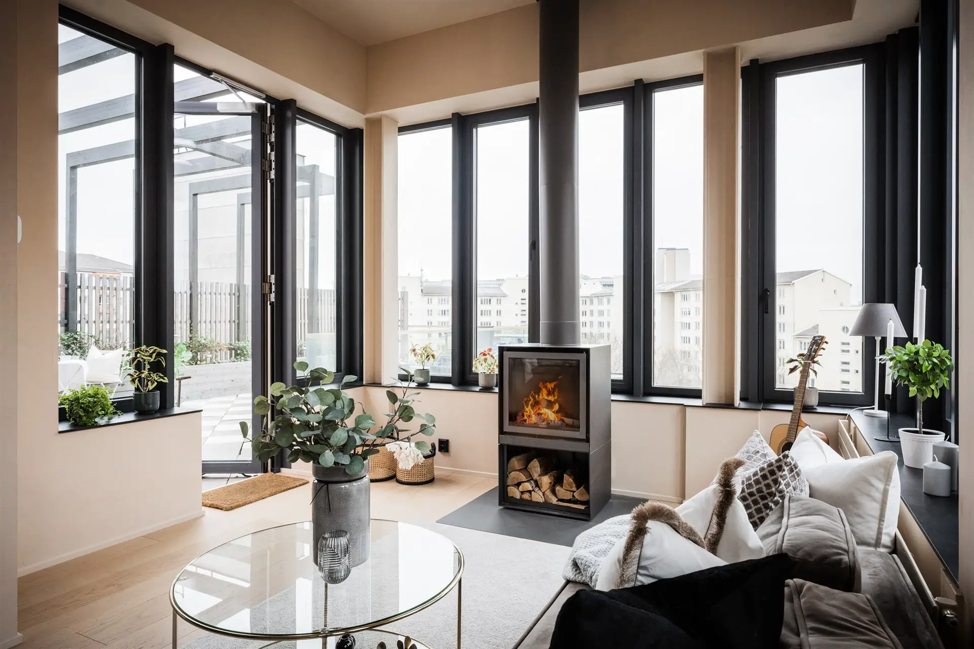 瑞典 37m2 屋顶小屋 | 工业风独立空间,4 米高天花板与 72m2 露台-1