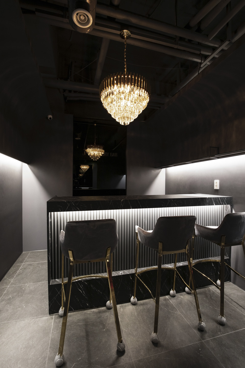 高级黑 | 巴塞罗那 1% 餐厅的惊艳室内设计-19