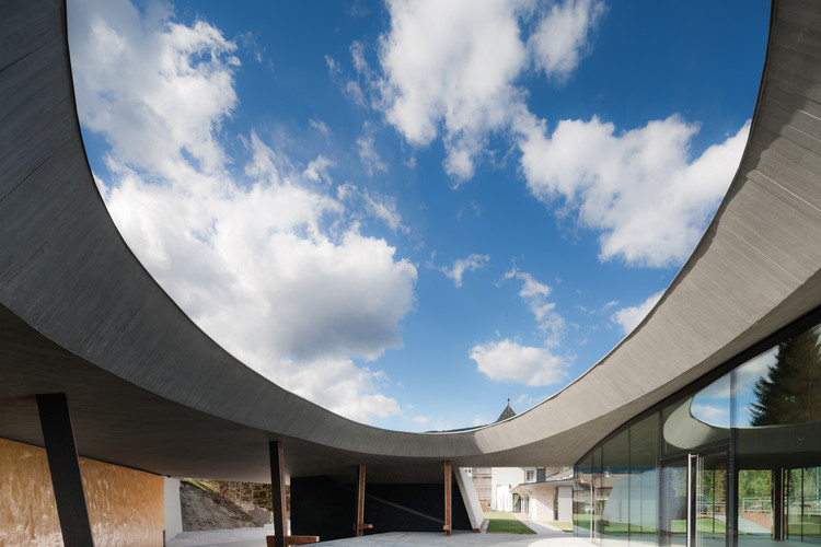 弗朗茨·克拉勒品牌南蒂罗尔地区奢侈品购物建筑设计-11