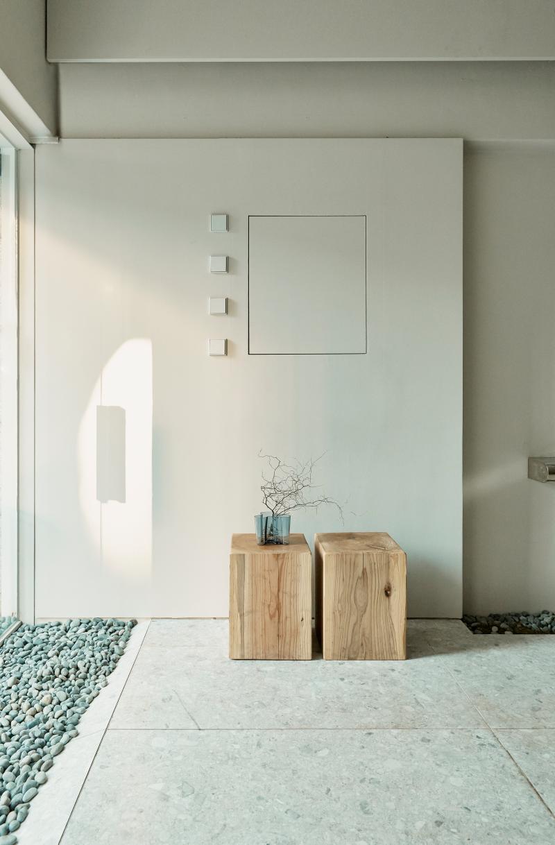 白色与木纹的 12 平米迷你咖啡馆设计-6