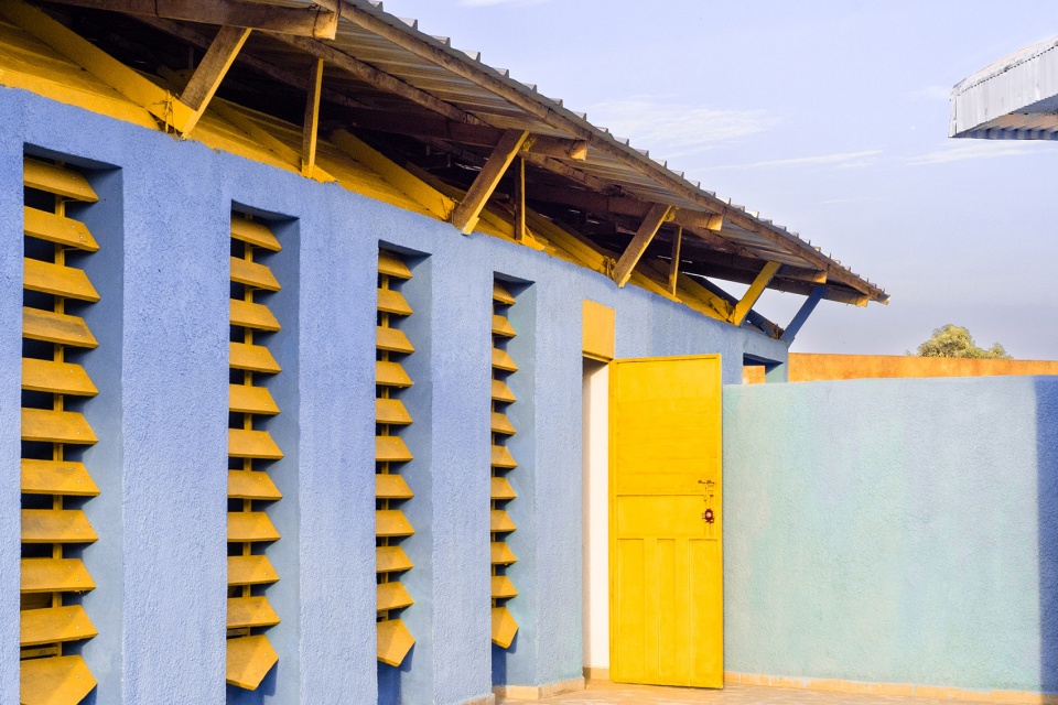 蓝色建筑 | 科特迪瓦可持续社区图书馆-3