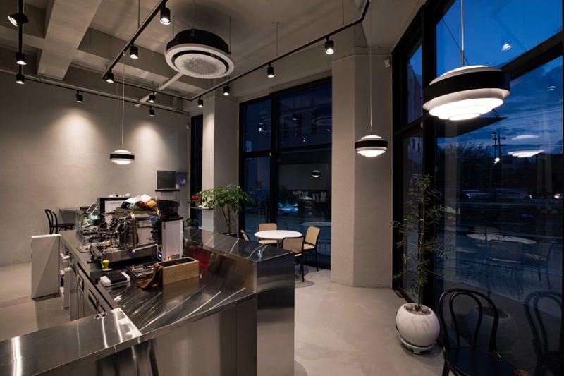 13 坪现代感性咖啡馆，打造独特室内空间-8