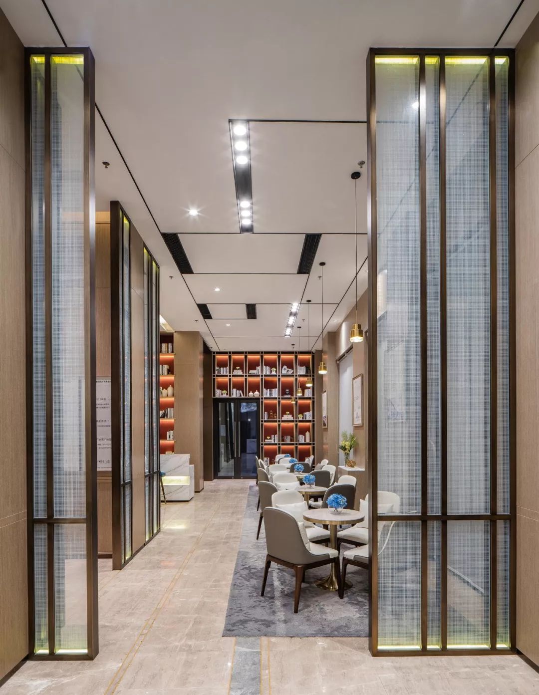 爵士白点缀中国红，简约线条尽显时尚范！-20