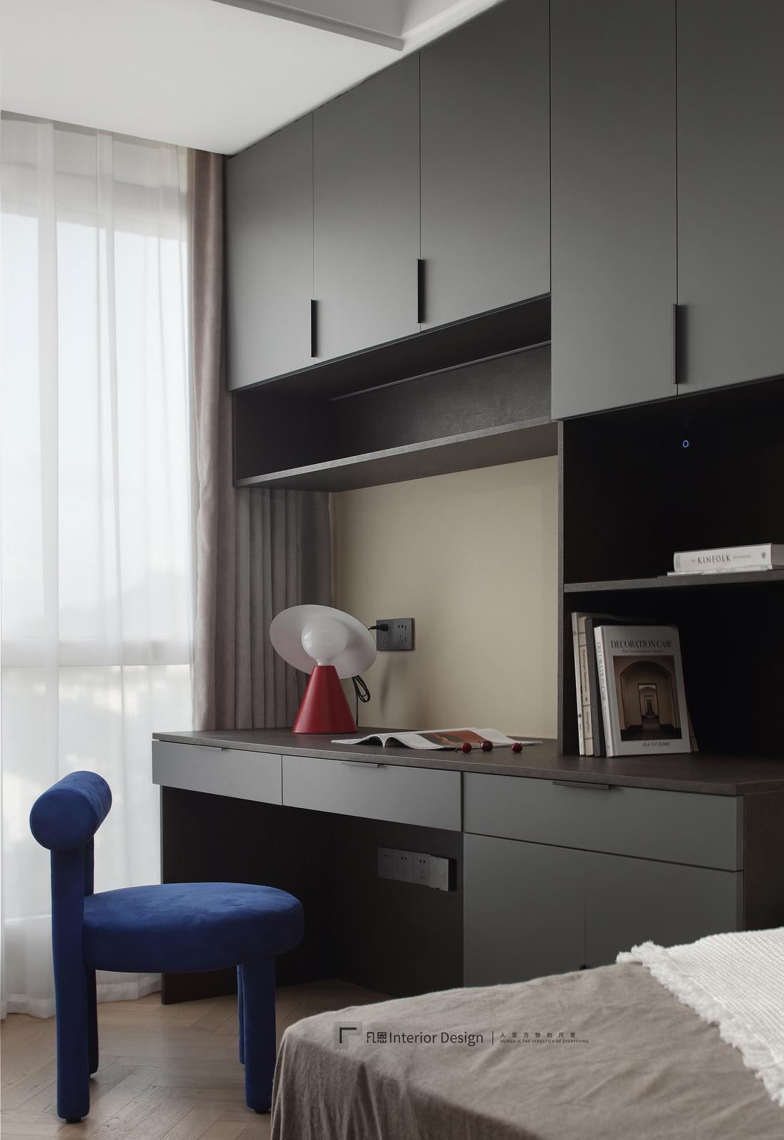 深咖灰调的普拉提会所-28