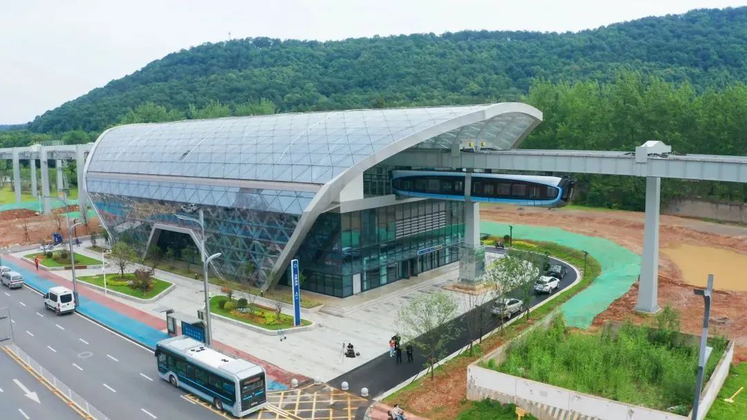 国内首条商用运营空轨建成试跑-30