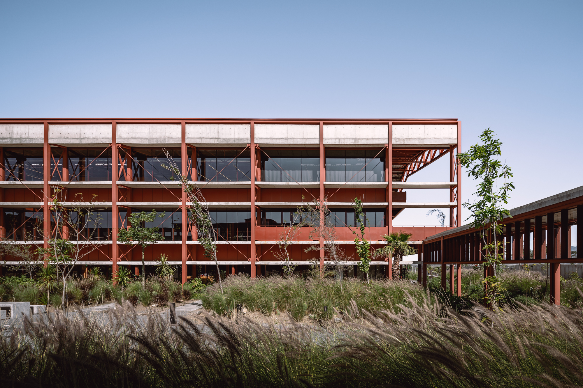 工业与花园的结合：CBG园区 / Estudio MMX+Luis Campos-2