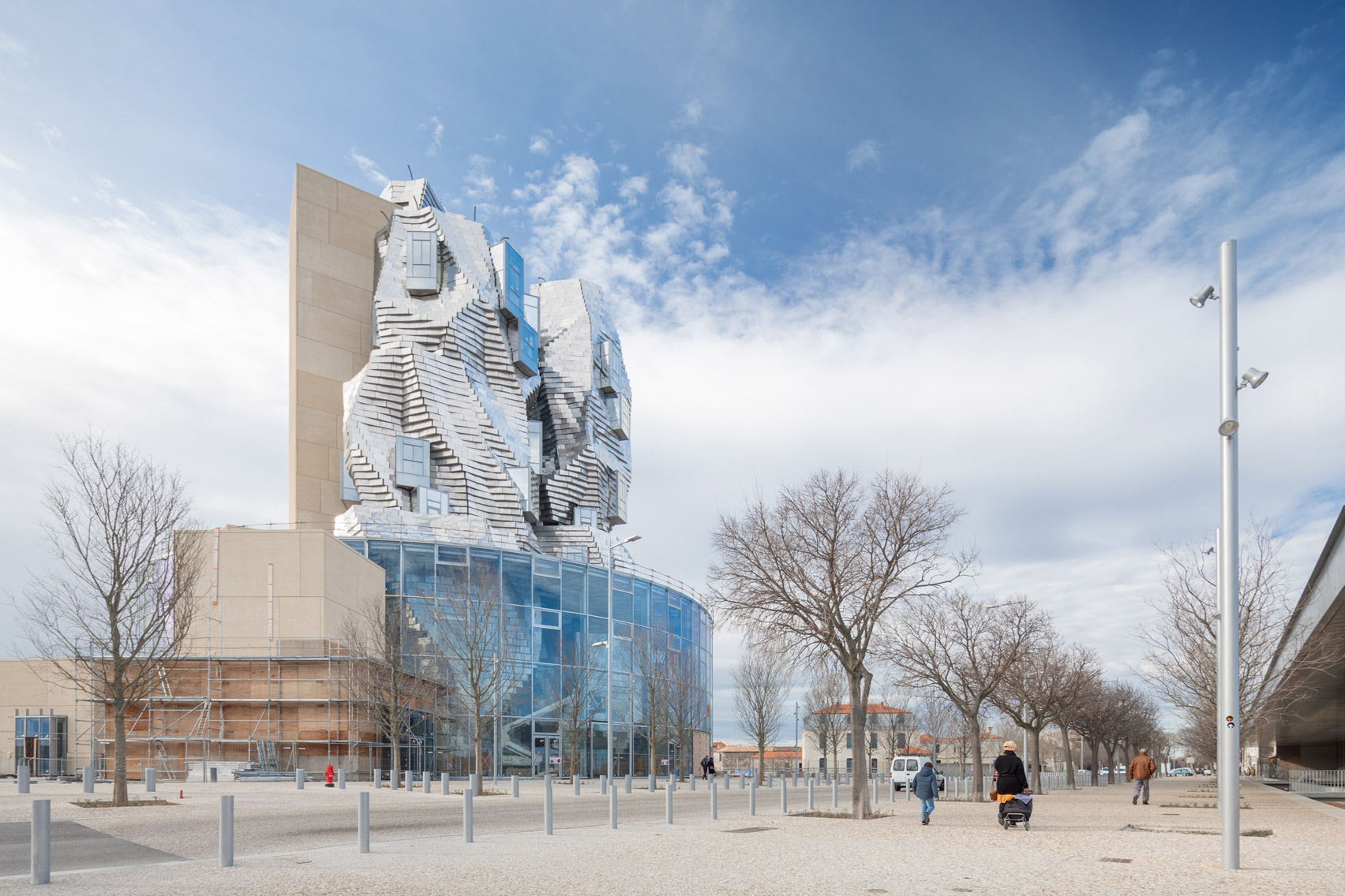 法国 Arles 市,弗兰克·盖里扭曲的 Luma Arles 塔即将完工-6