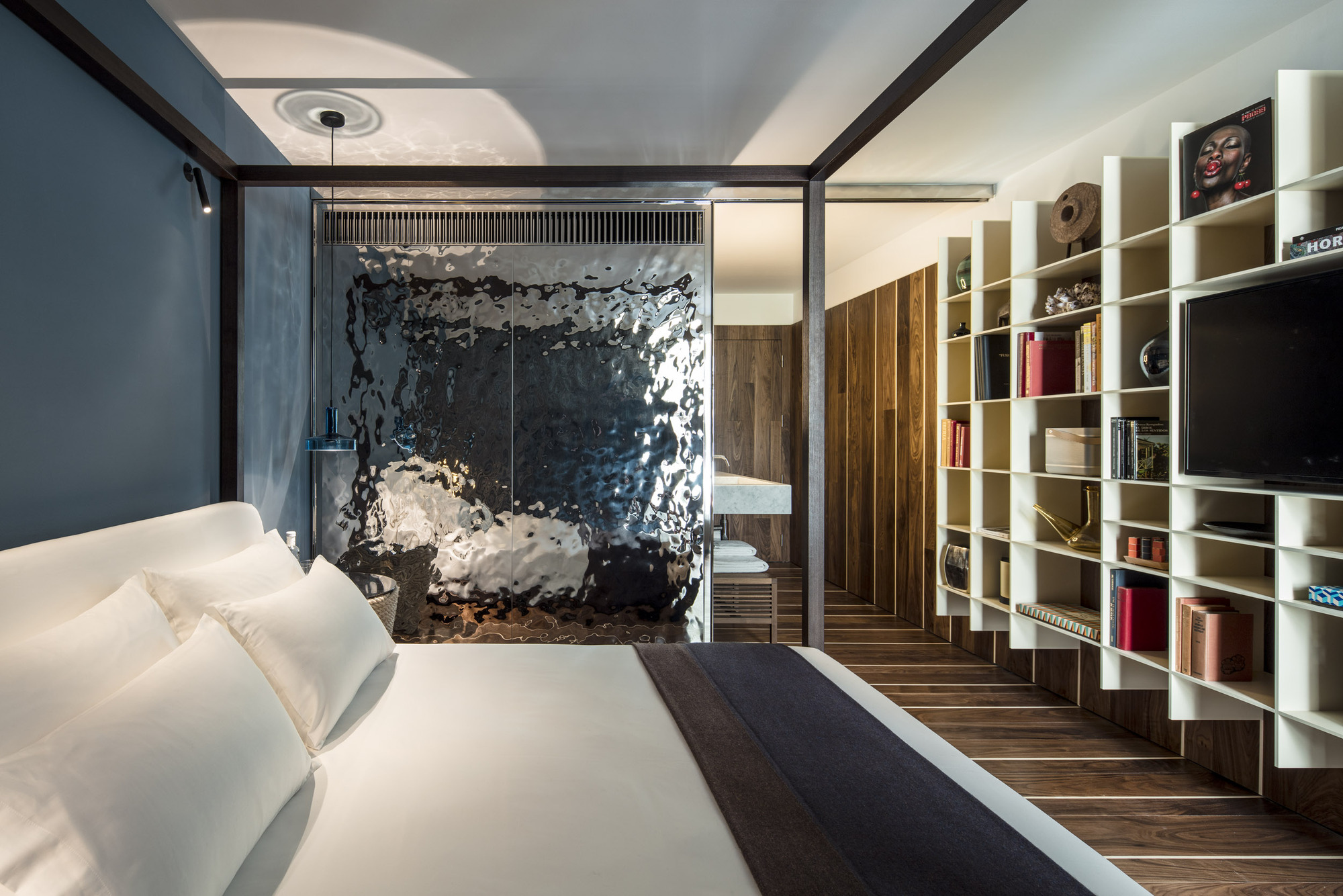 重塑经典公寓,Hotel Sir Joan Ibiza 呈现简约白色玻璃立面-11