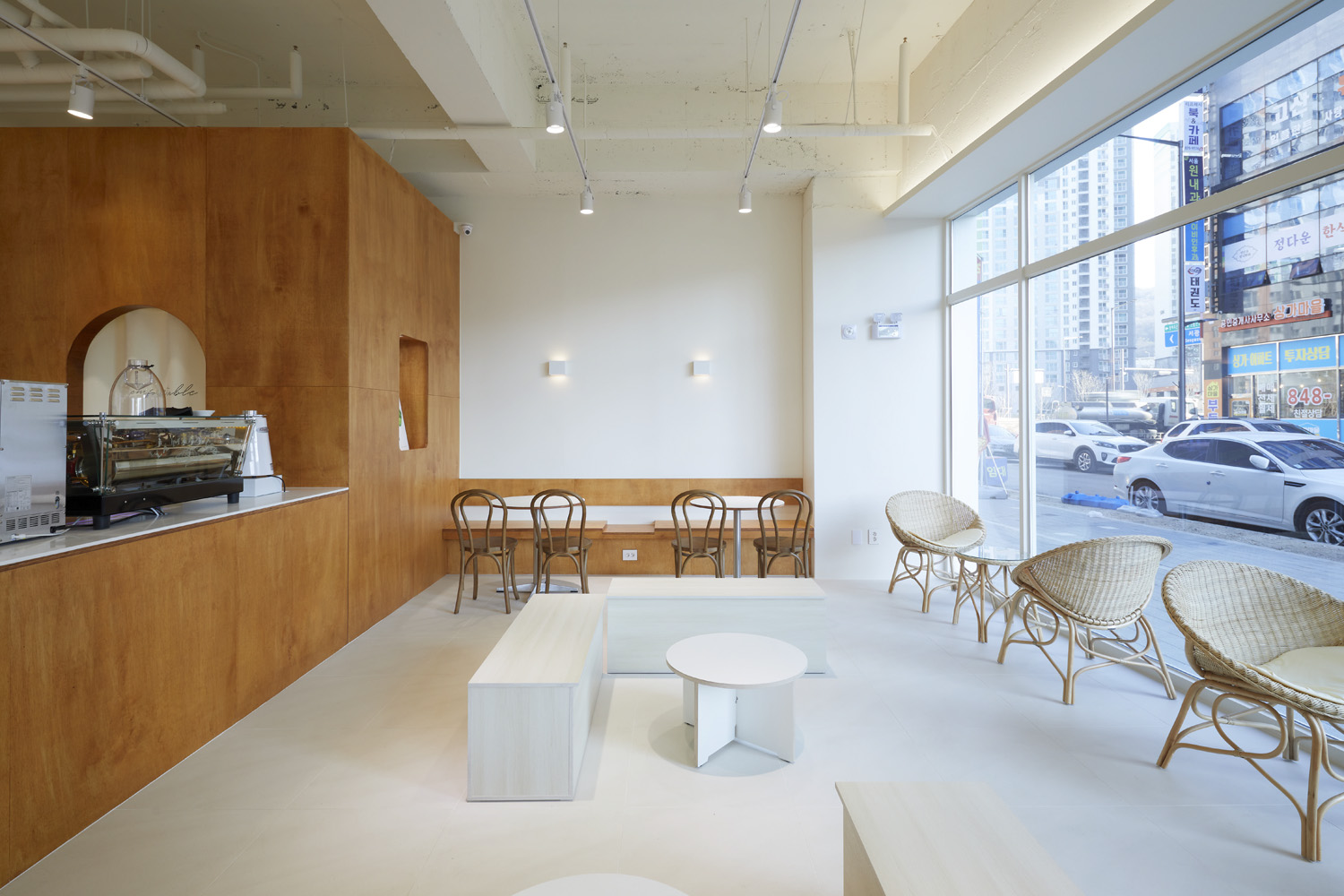 首尔 CAFÉ 4LEAF | 极简白的小清新咖啡厅设计-8