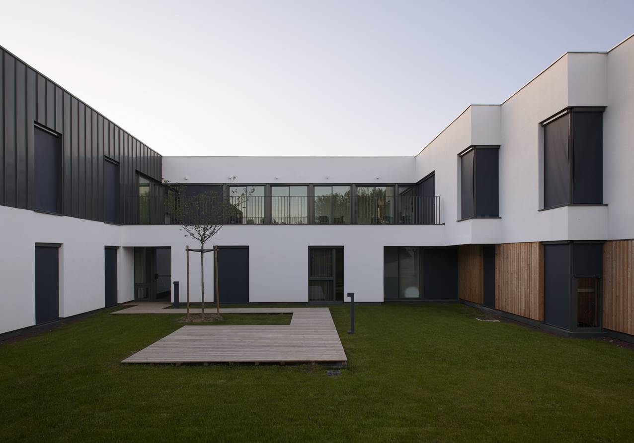 狼堡养老院

注：Ehpad是法语中EHPAD的写法，指接收失能老人的养老院；Le Château du Loup直译为狼之城堡，结合前面的Ehpad，意译为狼堡养老院  丨Studio Gardoni-0