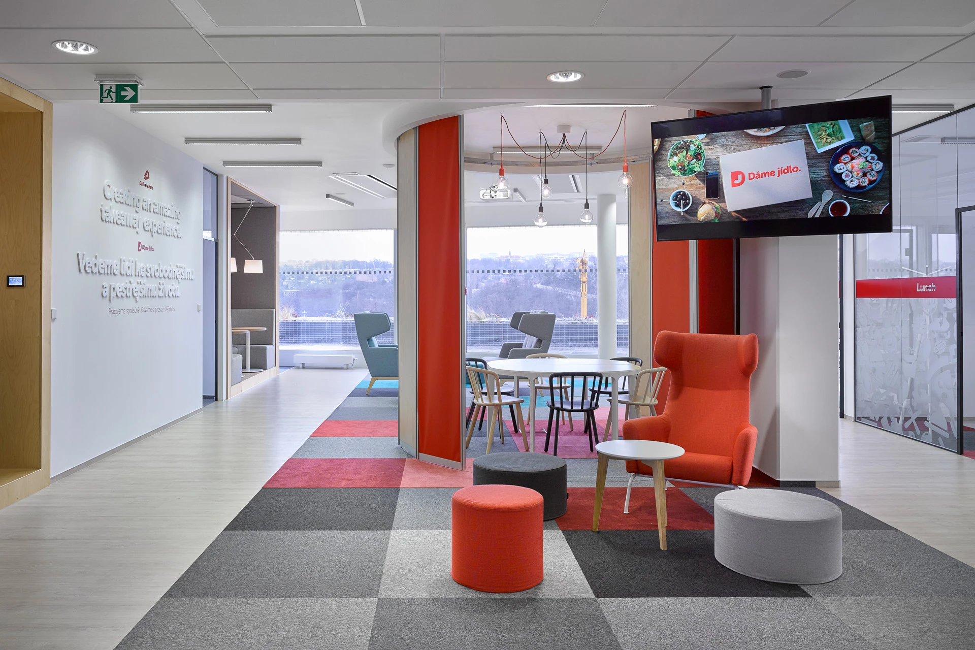 灵活办公空间，美食公司 Dáme jídlo 的年轻创意设计-17