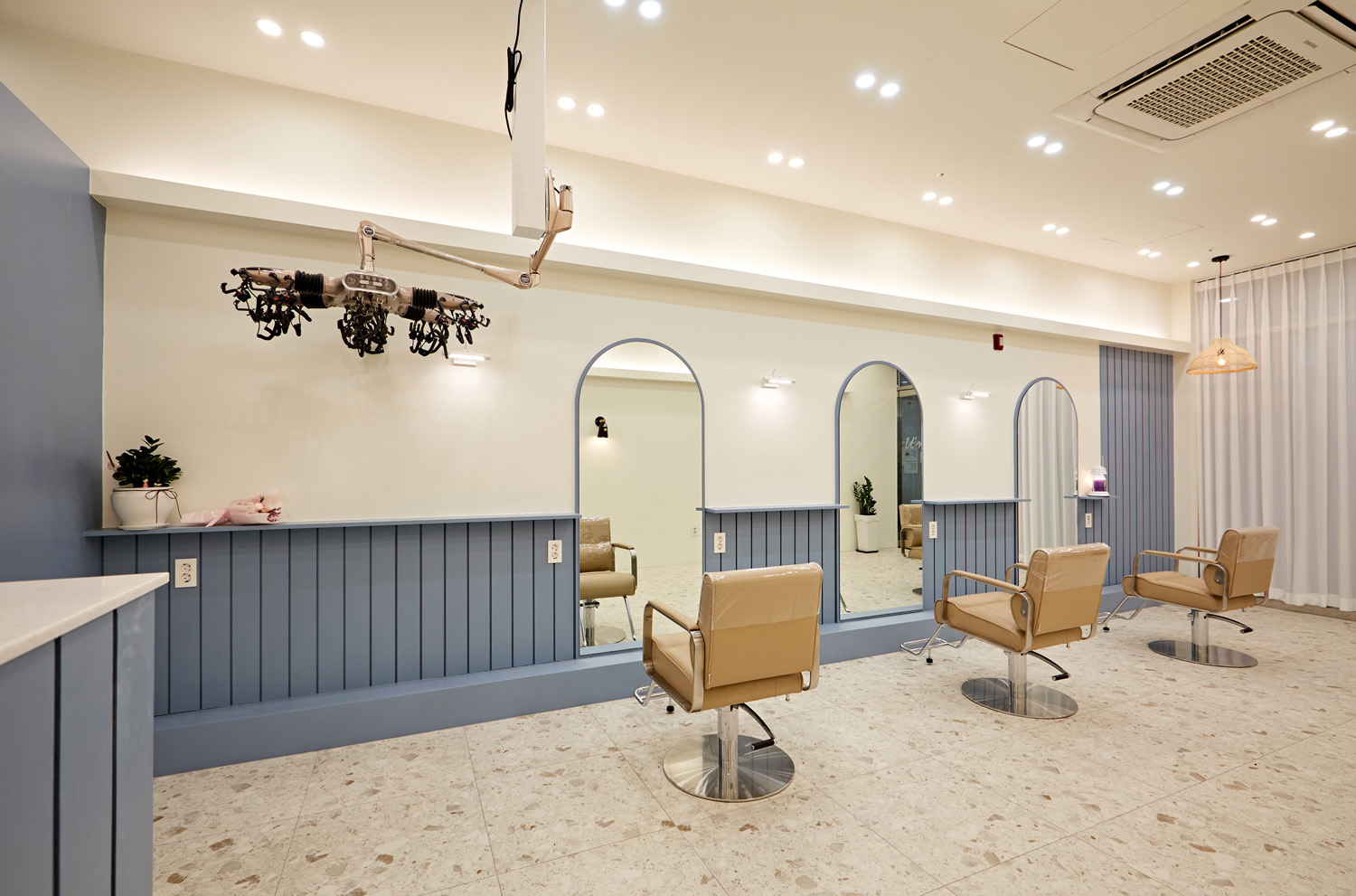 蓝色点缀的白色美容院设计-5