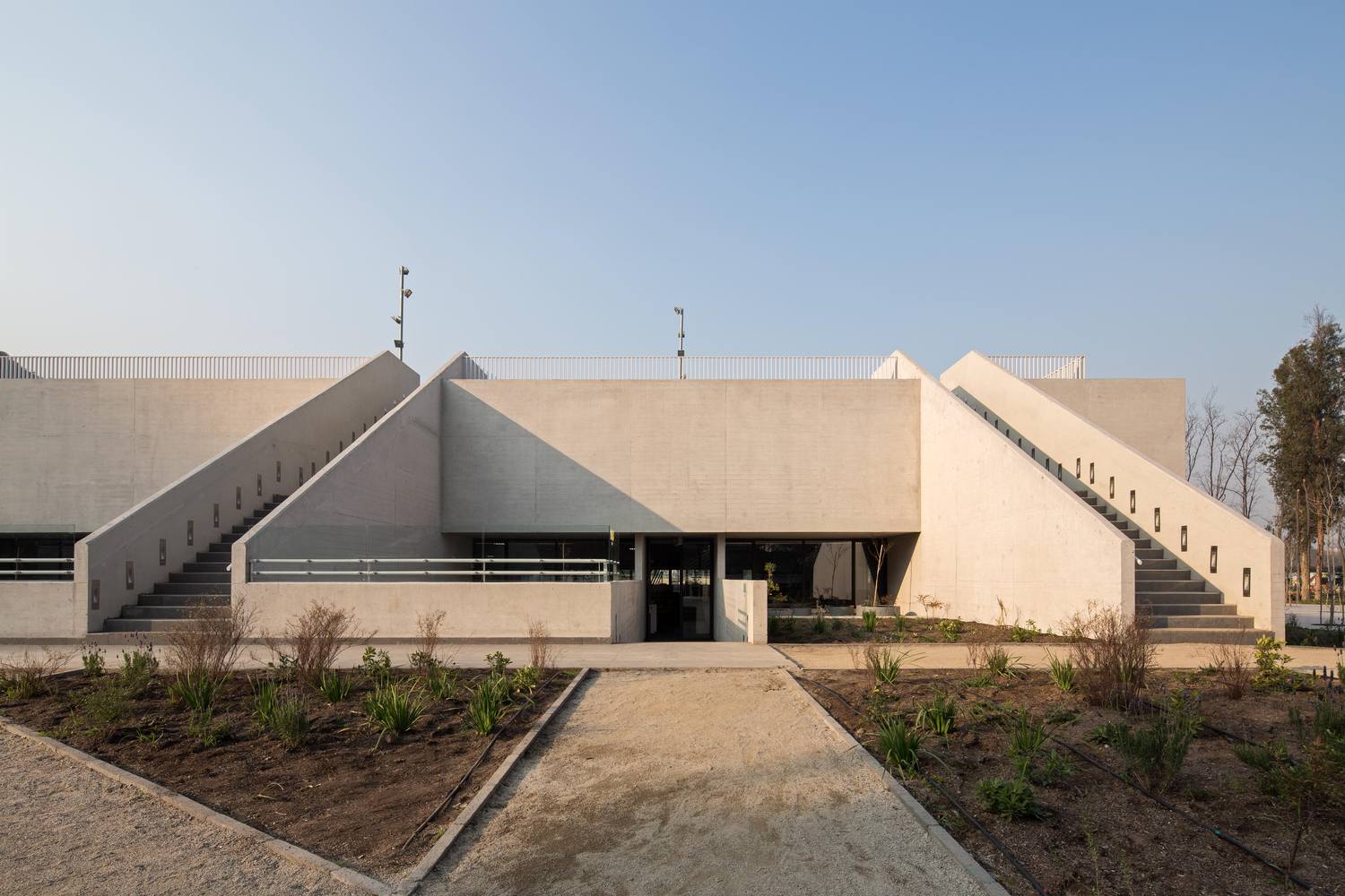 智利森林中的圣乔治学院体育馆-40