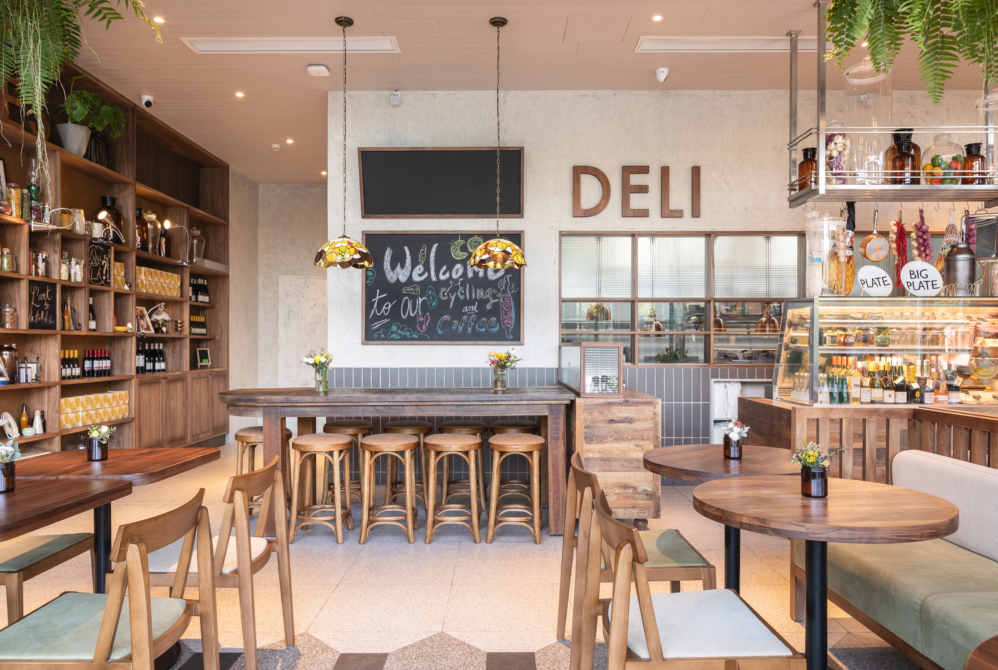 月畔（Luneurs），上海巴黎春天百货美食广场（Les Halles 可理解为美食广场等含义，这里推测结合语境指上海有此品牌店铺的巴黎春天商场美食广场） 

注：如果Les Halles [Shanghai]有更确切固定所指，需要根据实际情况调整，Luneurs是品牌名，一般保留原文音译 丨中国上海丨hcreates interior design-2