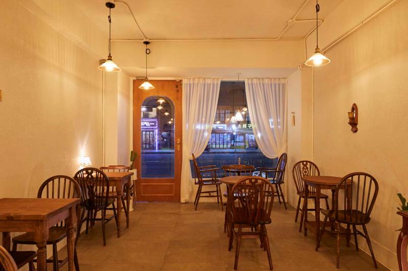 简约白色基调，9 坪咖啡厅的温馨魅力-8