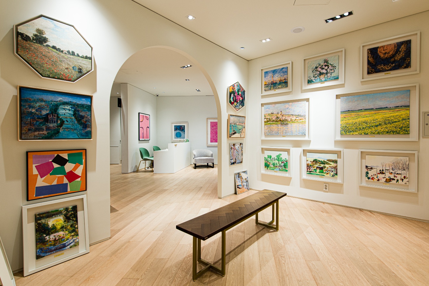 白色与木质，极简艺术的 35 平米艺术画廊-7