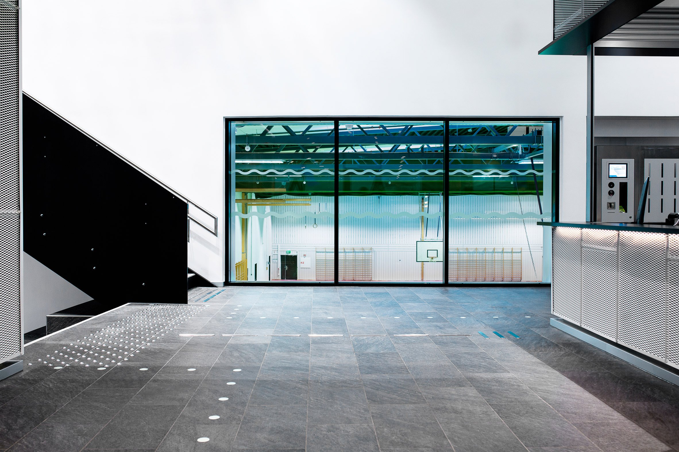 挪威波浪浴场,山间红锈金属与阳光的互动-19