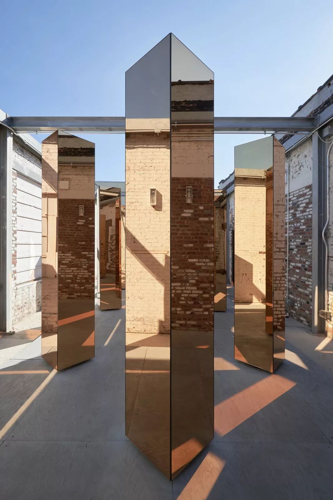 《城市精神》装置，纽约镜像柱营造诗意空间-14